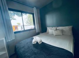 Mango View - Est&uacute;dio confort&aacute;vel com Piscina - Ca&ccedil;ari, hotel with pools in Boa Vista