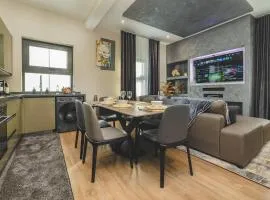 Luxury 2-Bed Apartment - Stylish Comfort and Design