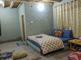 ANCIENT STAY by MANOKUR- E- BASA, hotel with pools in Minapin