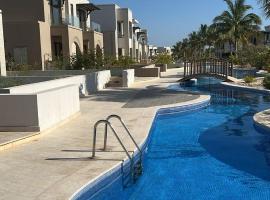 Ma‘mūrah में, होटल Cosy 1BR with a PUBLIC POOL and WIFI