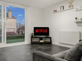 Balcony Terrace flat - 17 mins from Central London