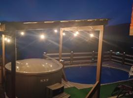 Сімейний котедж КРАЄВИД чан джакузі сауна, hotel in Mykulychyn