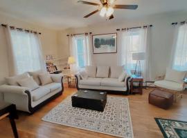 Highland Home Away-Snowmobile Access - Millinocket, hotel em Millinocket