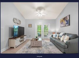 Newly Renovated Condo Minutes from The Beach, OWA Water Park and Tanger Outlets，弗利的飯店