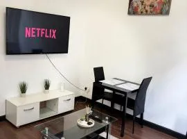 City Centre Apt, Prime location, Sleeps 3