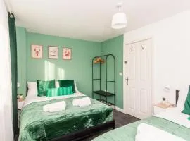 Workers Families Pet Friendly 7Bed 2Bath and WC Free Parking Garden 14PPL