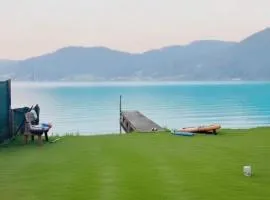 Exklusives Ferienhaus mit privatem Badeplatz am Attersee