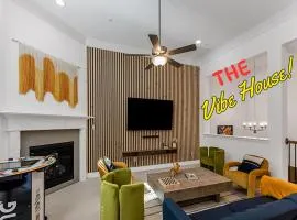 Luxury Oasis - Glam Decor, Putting Green, Arcade Fun & EV Station