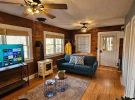 Cozy Cabin, Foliage, Hot Tub, Wi Fi, Fireplace