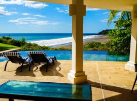 Beachfront Bliss Steps to the beach, hotel i Playa Azul