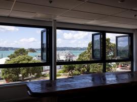 Haka House Bay of Islands, hotel in Paihia