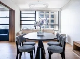 Central CBD High-Level Apartment with Views
