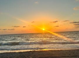 Spacious 3BR 3BA with King Bed & Amazing Pools near Intercoastal, Lantana Beach, FL, Hotel in Lantana