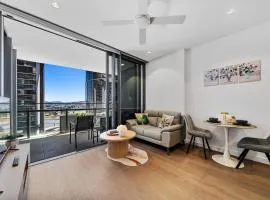 New Private Apt in Queens Wharf lv12