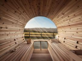 Luxe, Mountain VIEWS, Sauna, HotTub, Pups, Hotel in Rileyville