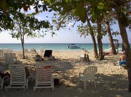 1 BDR Apt on 7 Mile Beach at Negril Beach Club, hotel i Negril