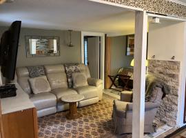 Boyne Mountain View Cozy Private Cottage、ボイン・シティのホテル