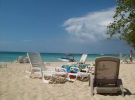 Small Apt on 7 Mile Beach at Negril Beach Club, hotel i Negril