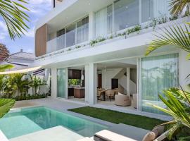 Luxury 3 bed beachside villa with cold plunge pool, rooftop & designer furniture, hotel sa Cemagi