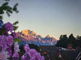The Mountain-View Terrace Hotel ,Coffee and Tea Villa at The Big Waterwheel,A luxury hotel featuring private terraces for snow mountain views, Western & Chinese breakfast, afternoon tea, English speaking service, and ticket reservation service, hotel u gradu 'Lijiang'
