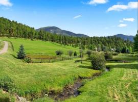 Modern barn by the creek – hotel w mieście Evergreen