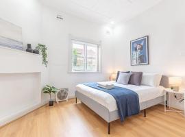 Well-Located Double Room Near Eastwood Station - Shared Bathroom and Kitchen, hotel din Epping