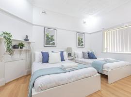 Comfortable Double Room with 2 Beds in Eastwood - Shared Bathroom and Kitchen, hotel din Epping