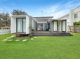 Funky Beachfront House Opposite Kawana Surf Club