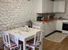 Maison Cosy et Typique au Coeur de Maule – hotel w mieście Maule