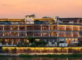 Phoenix San San Homestay-Located in Phoenix Ancient Town-all room types offer river views-One free high-speed train pick-up service-with butler-style service