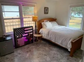 Lakeside Retreat with Yard and Deck--15 mins from Downtown ATL & Emory, 8 mins from Agnes Scott