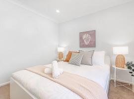 Conveniently Located Double Room Near Eastwood - Shared Bathroom and Kitchen, hotel din Epping