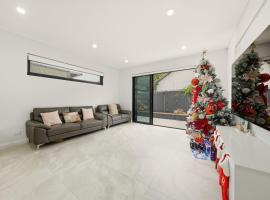 Modern 4-Bedroom Home, Walk to Shops & Station, מלון בCabramatta