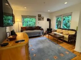 Spacious + Private 1 Bedrm Garden Suite near Ocean