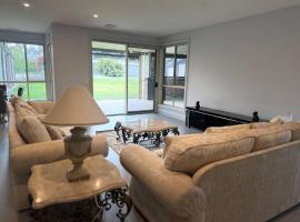 comfort, serenity, and family togetherness await, hôtel à Wallan