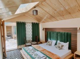 Grand lodge Pangong Lake, hotel em Lukung