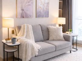 2BR Modern Condo Office Room Sofa Bed Pool Gym, hotel i Bangkok