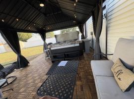 Serene Corner Cottage with Hot Tub home, hotel en Imperial