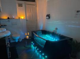 Beautiful condominium with jacuzzi，布魯塞爾的有熱水按摩池的飯店