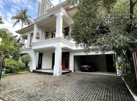 Large Garden Oasis Home in Kemang, viešbutis Džakartoje