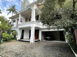 Large Garden Oasis Home in Kemang