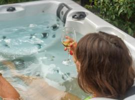 Cottage, Lodge & Spa 64, viešbutis mieste Prouilly