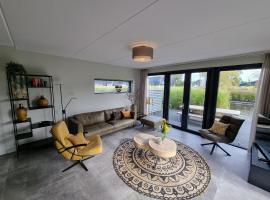 Luxurious detached water villa with jetty, hotel in Balk