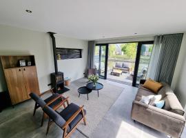 Luxurious detached water villa with jetty, hotel in Balk