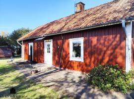 Charming red cottage in Vaderstad SE10024, hotelli kohteessa Svanshals
