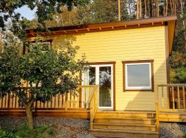 Quiet stay near the beach with patio and grill, Hotel in Heberg