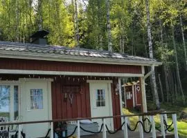 Saunamökki järven rannalla