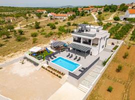 Villa Katarina with pool and jacuzzi, hotel a Tinj