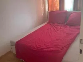 Room for 2 persons, 9 min Trade Fair, free parking, supermarket, cafe nearby