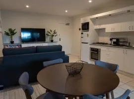 2x Studio Apartments in Islington each with AC, Bathroom, Kitchen, Laundry, Balcony and Wifi